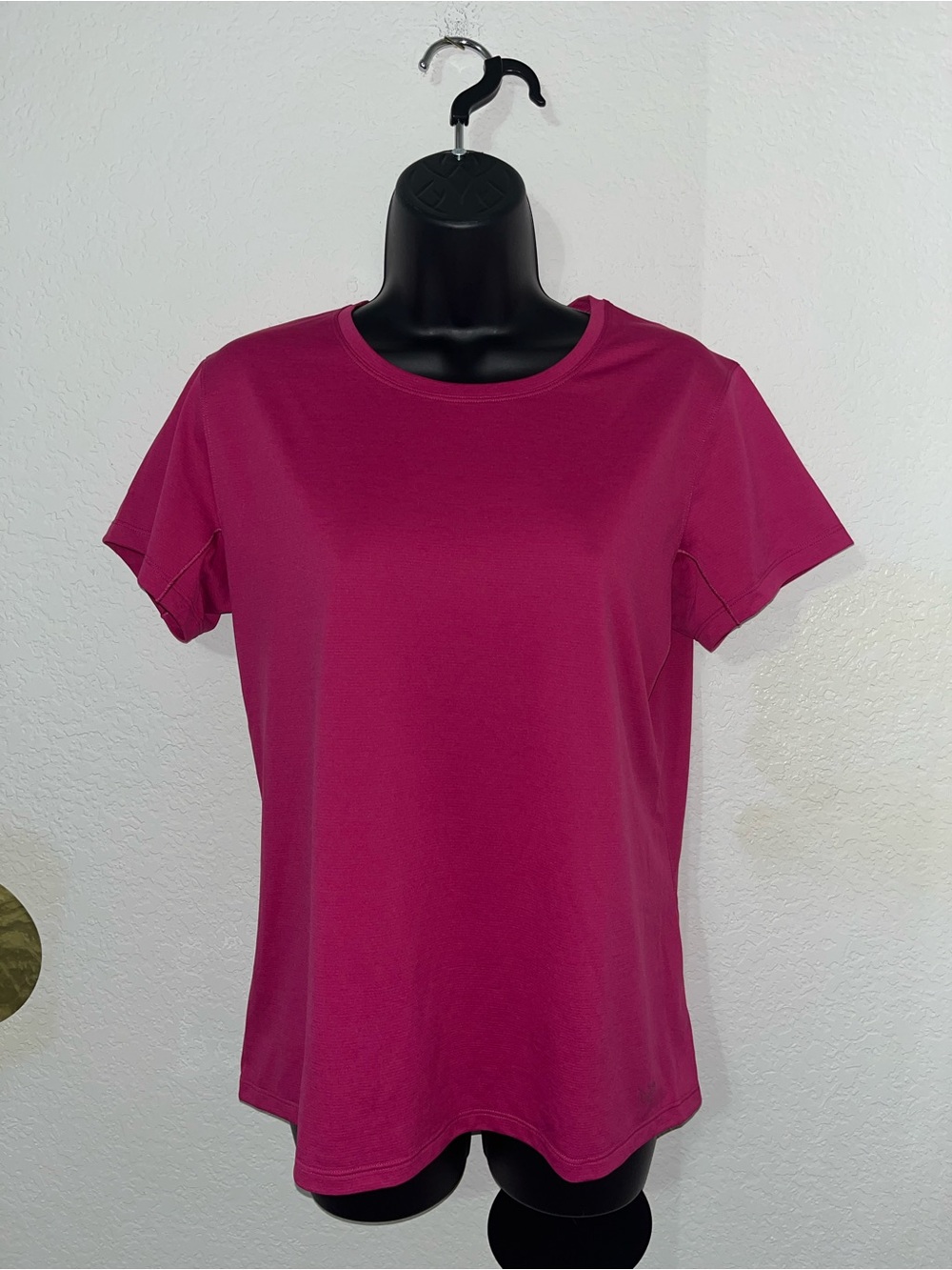 Arc’Teryx magenta short sleeve top